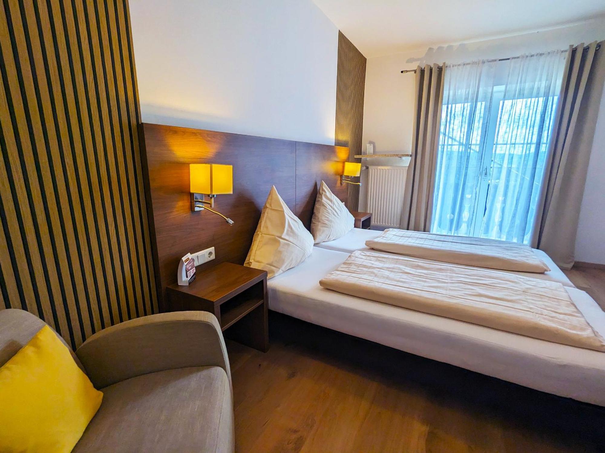 Hotel Berghof Wasserkuppe & Gaestehaus Fuldaquelle Gersfeld Rum bild