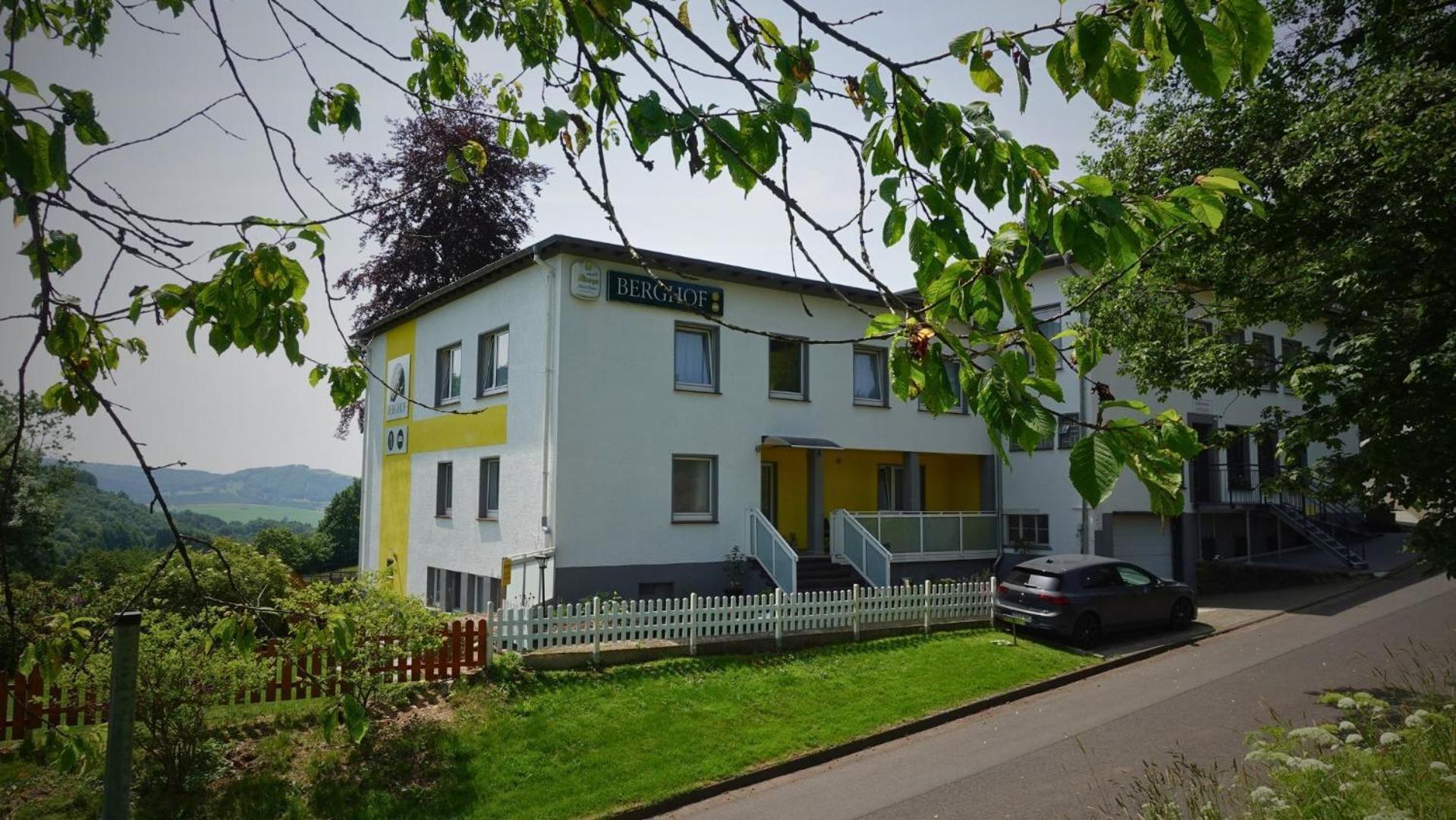 Hotel Berghof Wasserkuppe & Gaestehaus Fuldaquelle Gersfeld Exteriör bild