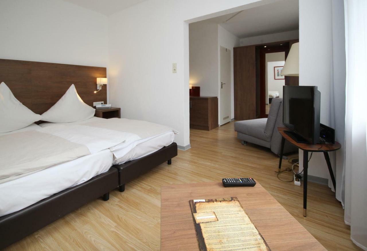 Hotel Berghof Wasserkuppe & Gaestehaus Fuldaquelle Gersfeld Rum bild